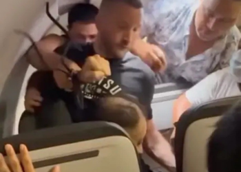 VÍDEO: Passageiros amarram homem que tentou abrir porta de avião durante voo para os EUA