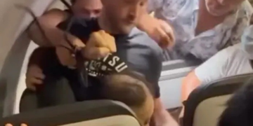 VÍDEO: Passageiros amarram homem que tentou abrir porta de avião durante voo para os EUA