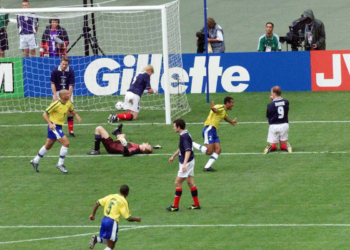 Autor do único gol contra para o Brasil em Copa, escocês levou mais de duas décadas para rever lance