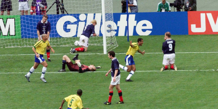 Autor do único gol contra para o Brasil em Copa, escocês levou mais de duas décadas para rever lance