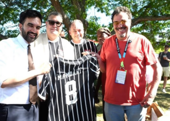 Prefeito de Nova York, Zohran Mamdani, recebe camisas do Corinthians após falas sobre a Democracia Corinthiana e Sócrates