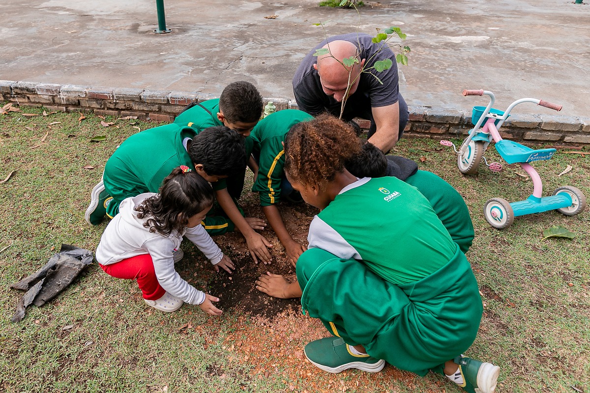 Campanha da Prefeitura de Cuiabá planta 400 mudas de árvore 