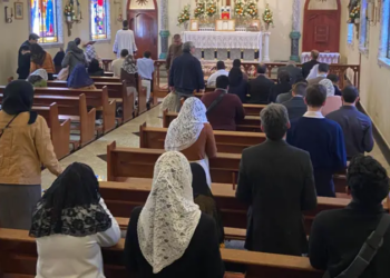 O movimento católico ultraconservador que desafia o papa e cresce no Brasil com missa em latim e padre de costas