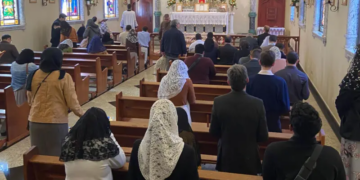 O movimento católico ultraconservador que desafia o papa e cresce no Brasil com missa em latim e padre de costas