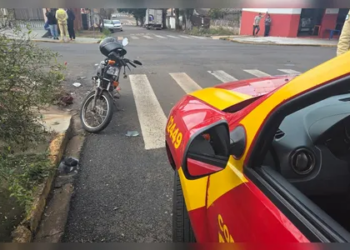 Motociclista de 50 anos fica ferido após colidir contra caminhão em Apucarana