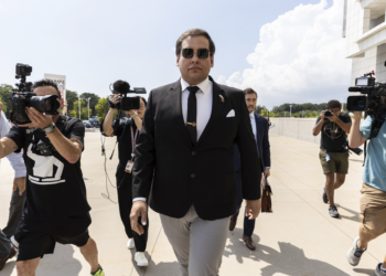 George Santos: ex-deputado dos EUA filho de brasileiros é investigado por fraude em apostas online