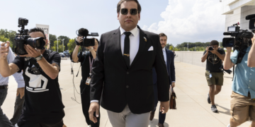 George Santos: ex-deputado dos EUA filho de brasileiros é investigado por fraude em apostas online