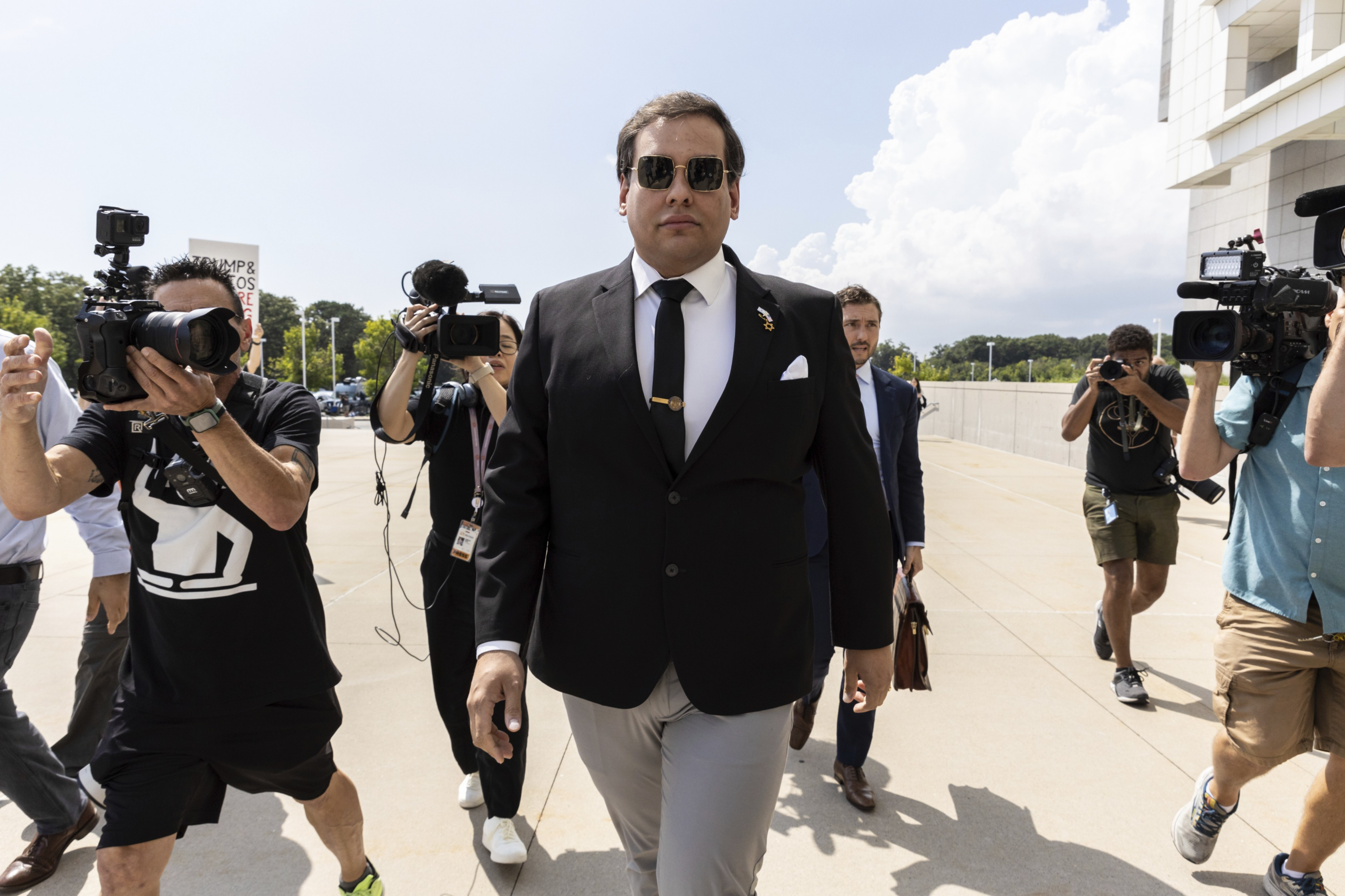 George Santos: ex-deputado dos EUA filho de brasileiros é investigado por fraude em apostas online