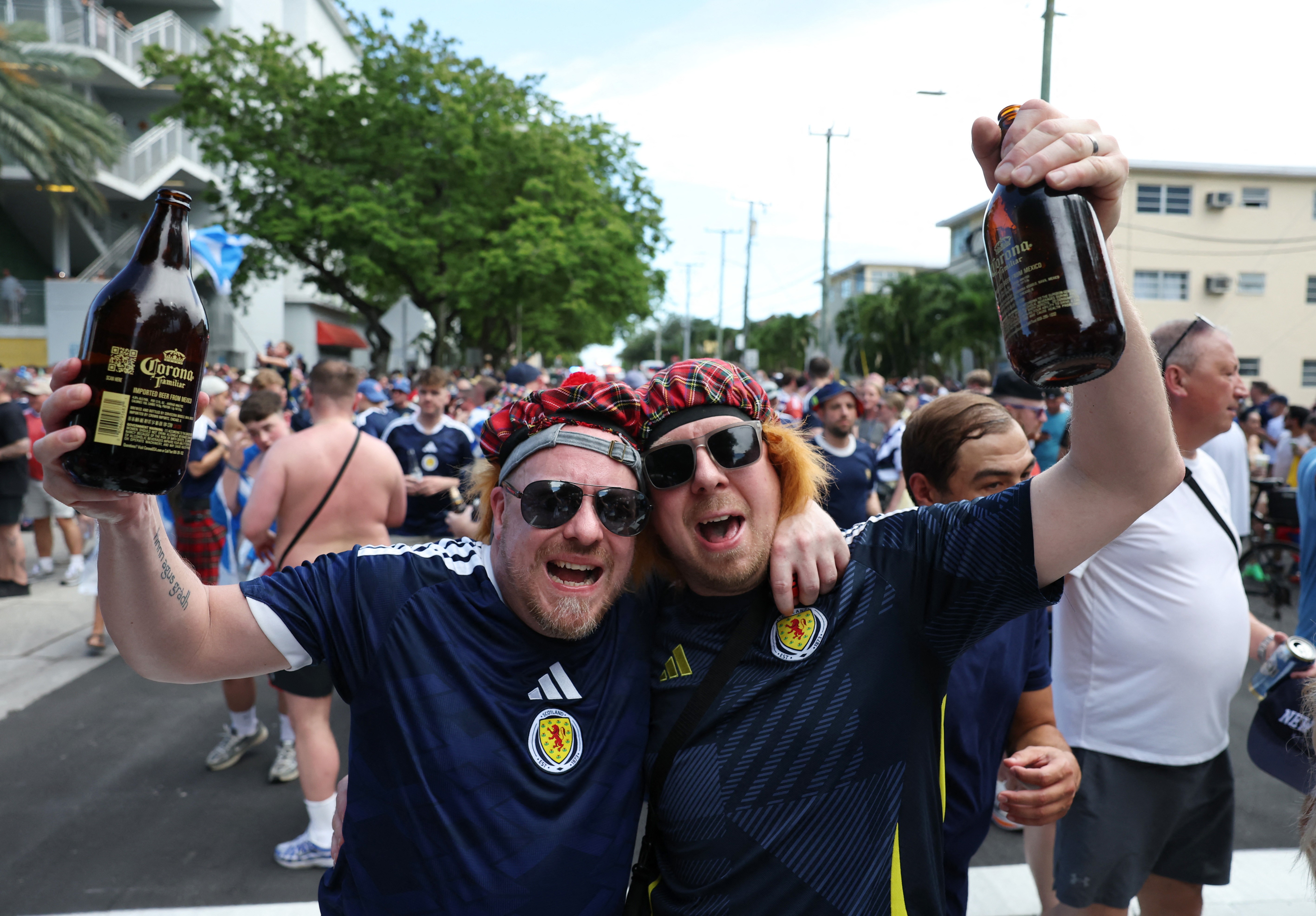 Após quase esgotar cerveja em Boston, torcida da Escócia promete 'secar' bares de Miami antes de jogo contra o Brasil