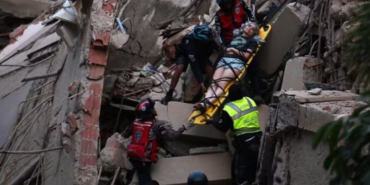 Terremoto de magnitude 7,5 na Venezuela derruba prédios em Caracas e faz edifícios serem evacuados em Manaus