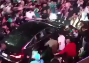 Motorista atropela multidão que comemorava vitória do México; vídeo