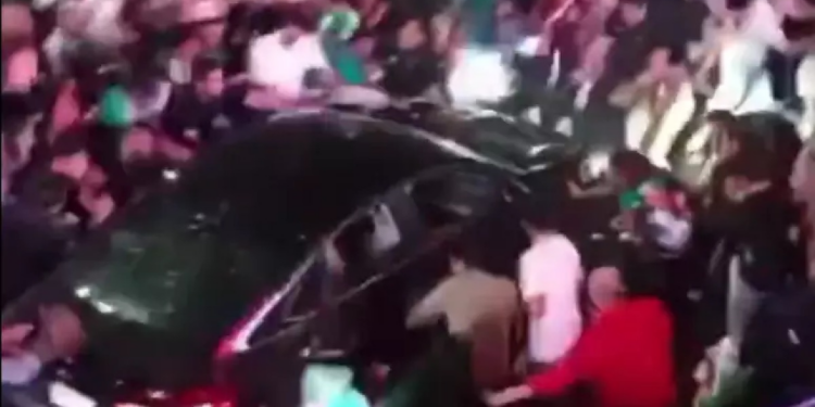 Motorista atropela multidão que comemorava vitória do México; vídeo