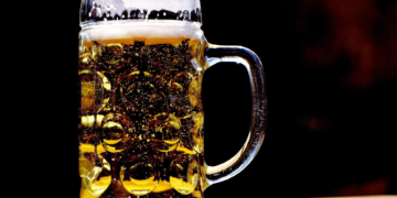 Sufocada por calor extremo, Paris proíbe consumo de álcool