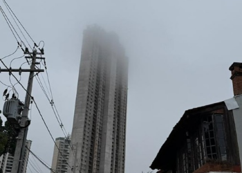 Neblina encobre topo do prédio mais alto do Centro-Oeste em Cuiabá