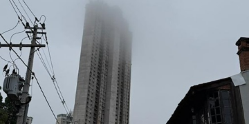 Neblina encobre topo do prédio mais alto do Centro-Oeste em Cuiabá