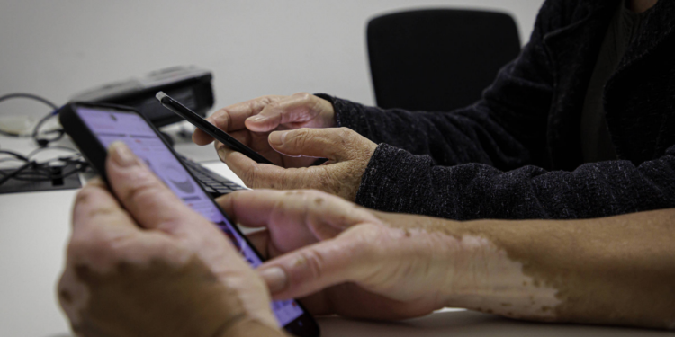 Interagir com tecnologias digitais de forma moderada pode reduzir o risco de deterioração cognitiva
