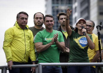 Bolsonaros se superam na autossabotagem