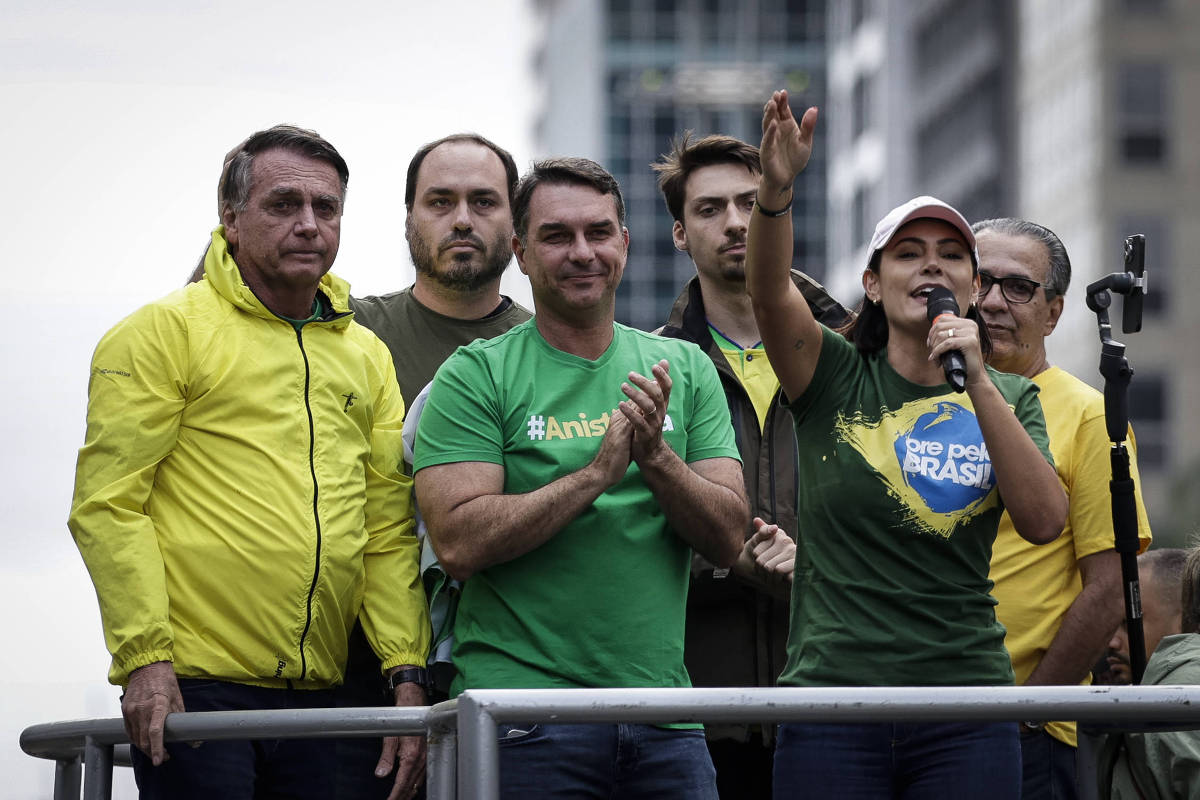 Bolsonaros se superam na autossabotagem