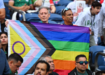 Torcedores levam bandeiras arco-íris ao jogo da Copa do Mundo entre Egito e Irã