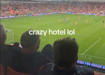 Hotel dentro de estádio de futebol viraliza com vista inusitada da janela dos quartos; VÍDEO