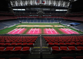 Para aliviar o calor, estádio onde Brasil joga na Copa faz torcedores passarem frio