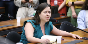 Deputada do PSOL quer usar Lei da Ficha Limpa para barrar “homofóbicos”