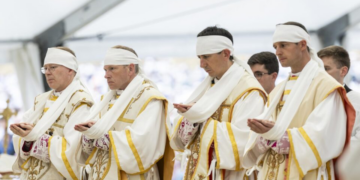 Quem é o grupo tradicionalista FSSPX e por que ele foi excomungado?