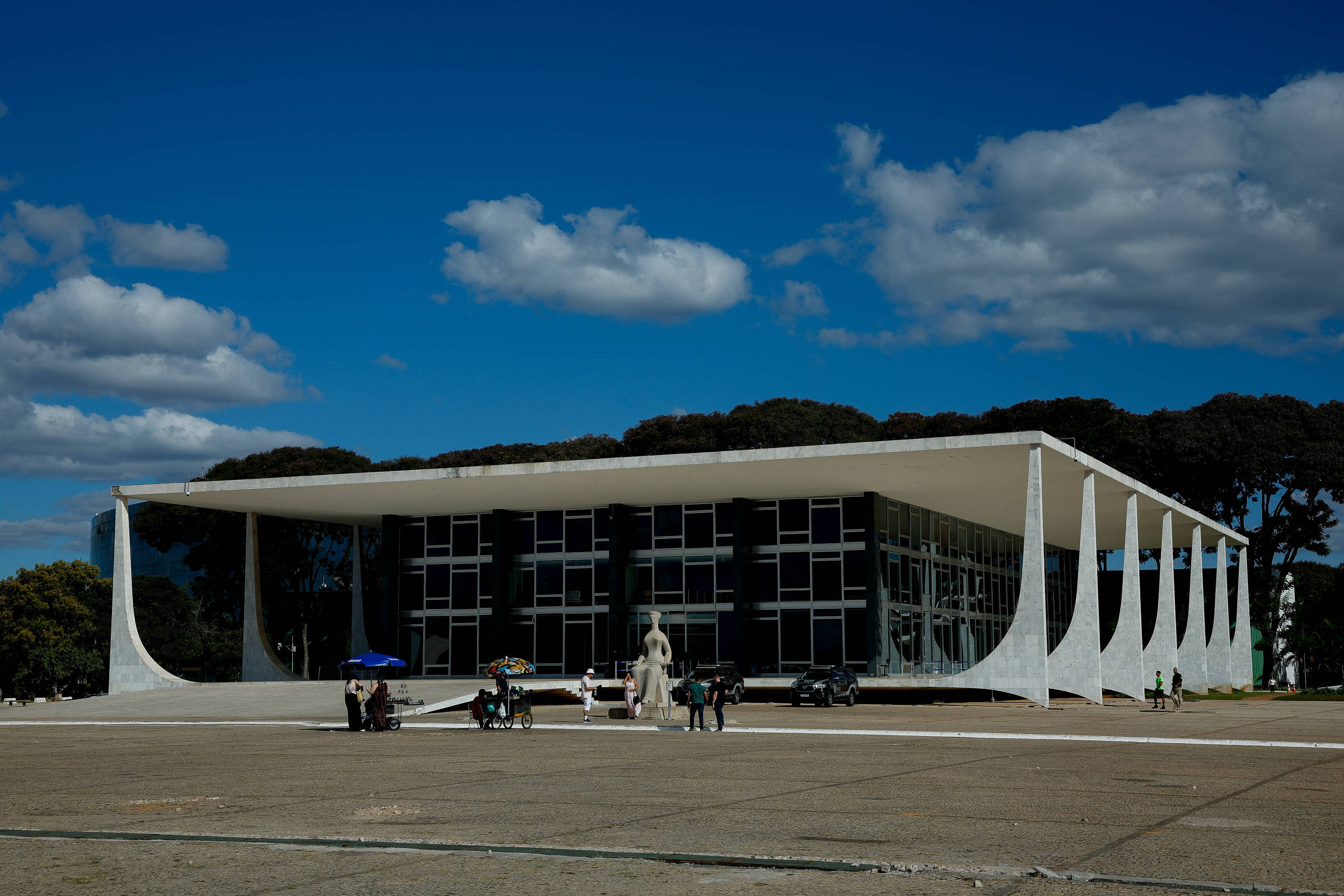 Tribunais negam ao STF irregularidade em supersalários e citam pagamento de férias e aposentadorias