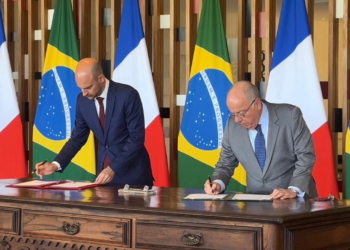 Brasil e França assinam acordo que acaba com exigência de visto para brasileiros na Guiana Francesa
