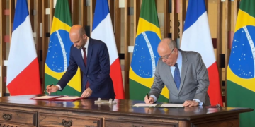 Brasil e França assinam acordo que acaba com exigência de visto para brasileiros na Guiana Francesa