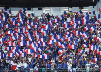 Adolescente morre durante comemoração da vitória da França nas quartas de final da Copa