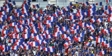 Adolescente morre durante comemoração da vitória da França nas quartas de final da Copa