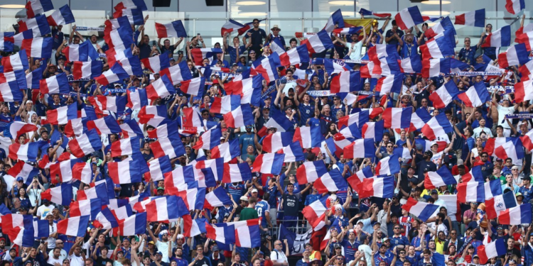 Adolescente morre durante comemoração da vitória da França nas quartas de final da Copa