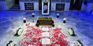 VÍDEO: Irã abre visitas ao túmulo de Ali Khamenei, e iranianos lotam santuário