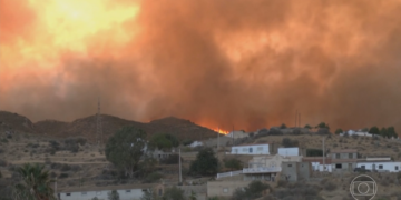 Casal britânico é resgatado com 40% do corpo queimado após incêndio florestal que já deixou mortos no sul da Espanha