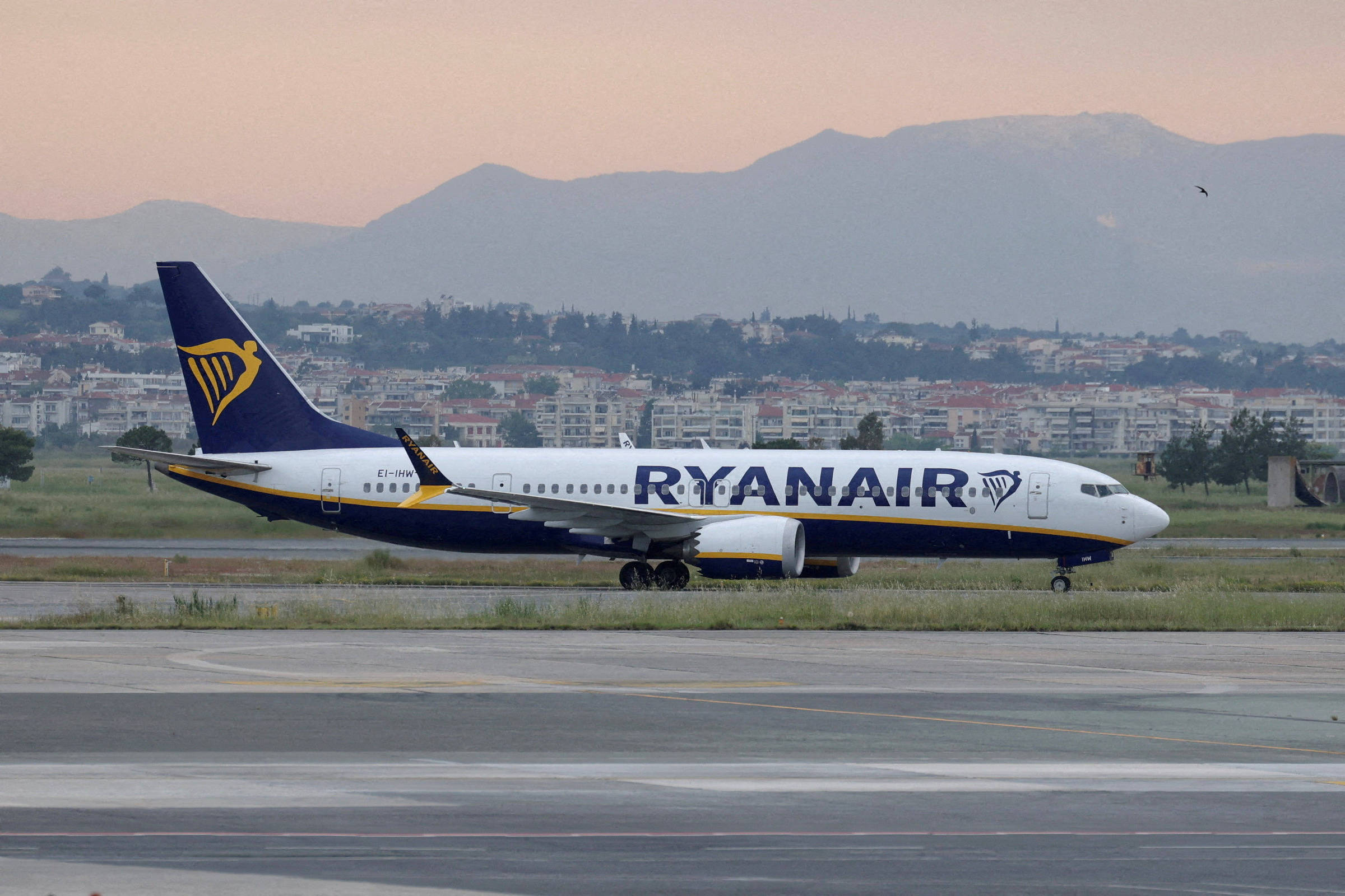 'Se morrermos, morremos juntos', diz mulher que salvou marido em voo da Ryanair