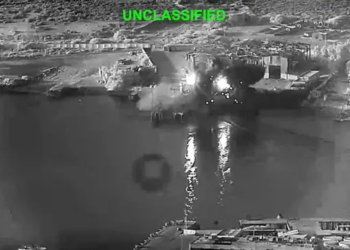 Irã anuncia morte de sete militares em bombardeio dos EUA; troca de ataques continua