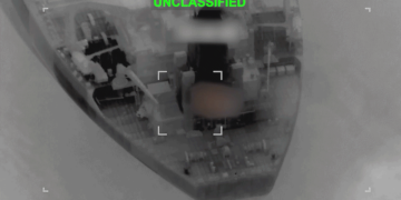 EUA disparam mísseis contra navio que tentou furar bloqueio aos portos do Irã; veja VÍDEO
