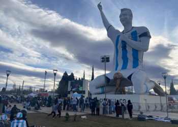 Em cidade com estátua de Messi de 26 metros, argentinos celebram classificação para a final da Copa