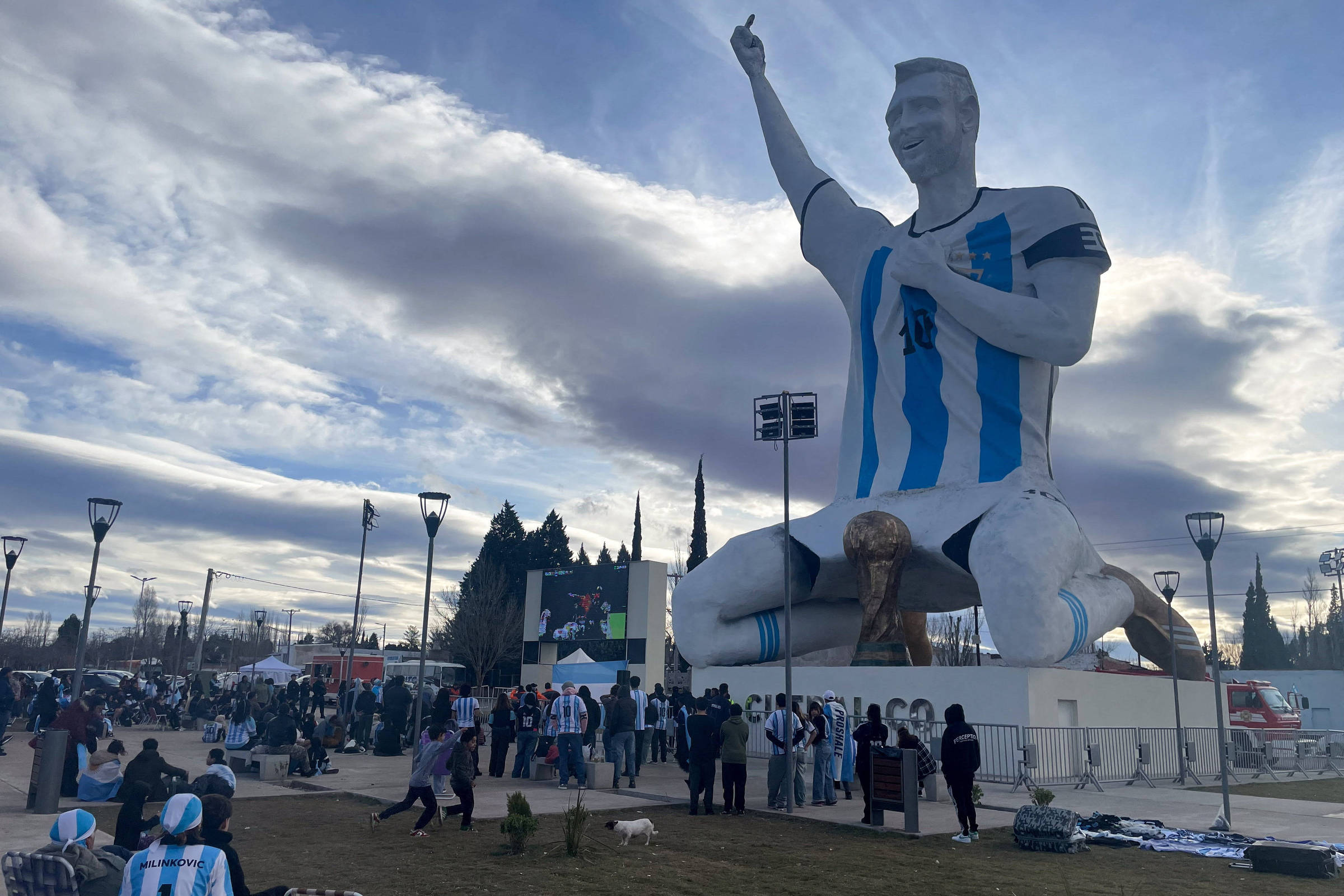 Em cidade com estátua de Messi de 26 metros, argentinos celebram classificação para a final da Copa