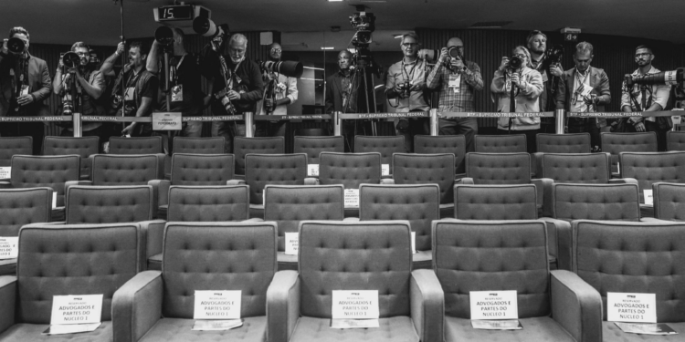 Repórter-fotográfica da Folha ganha prêmio Gabo de jornalismo