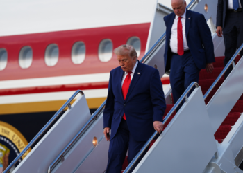 Como falha do novo Air Force One levou Trump a tentar 'caça às bruxas' contra jornalistas