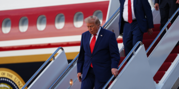 Como falha do novo Air Force One levou Trump a tentar 'caça às bruxas' contra jornalistas