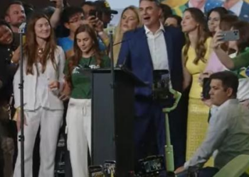 Convenção de Flávio usa vídeo em IA para mandar mensagem de Bolsonaro