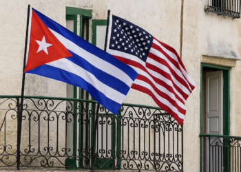 Presidente de Cuba acusa EUA de 'genocídio político' no aniversário da revolução