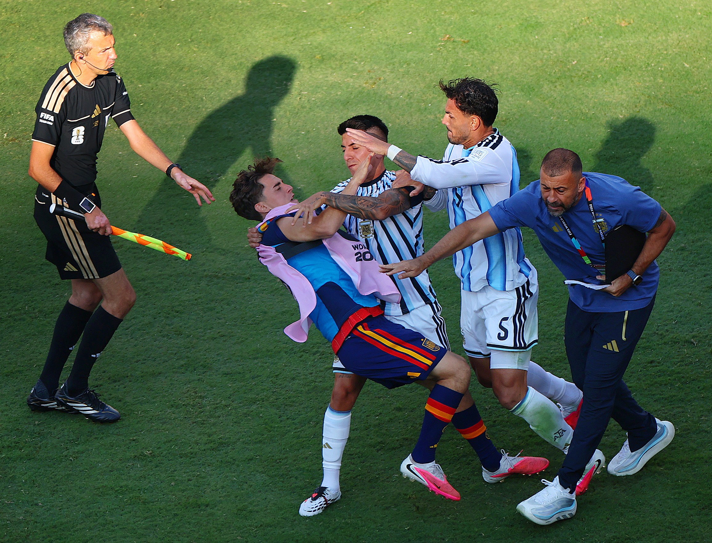 Fifa abre série de acusações contra a Argentina por agressões, faixa sobre as Malvinas e cânticos discriminatórios na Copa