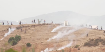 Polícia da Espanha usa bombas de gás para afastar imigrantes na fronteira de Ceuta com Marrocos; VÍDEO