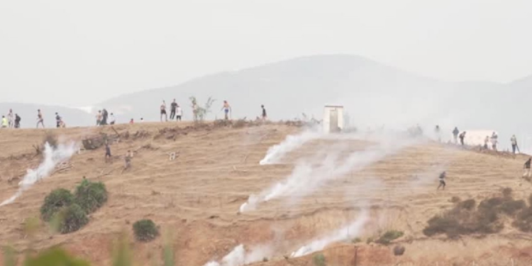 Polícia da Espanha usa bombas de gás para afastar imigrantes na fronteira de Ceuta com Marrocos; VÍDEO
