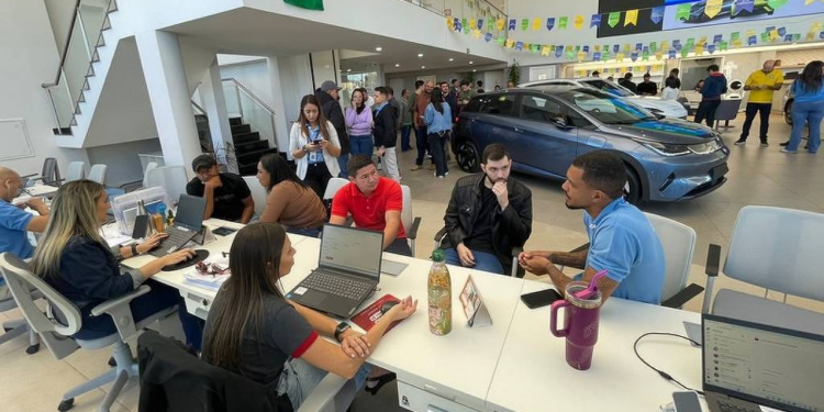 Move Brasil aumenta procura por carros, mas aprovação de crédito dificulta vendas nas concessionárias