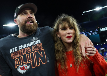 Jardim intimista, smoking branco, celular proibido: os detalhes do casamento de Taylor Swift e Travis Kelce, segundo convidados